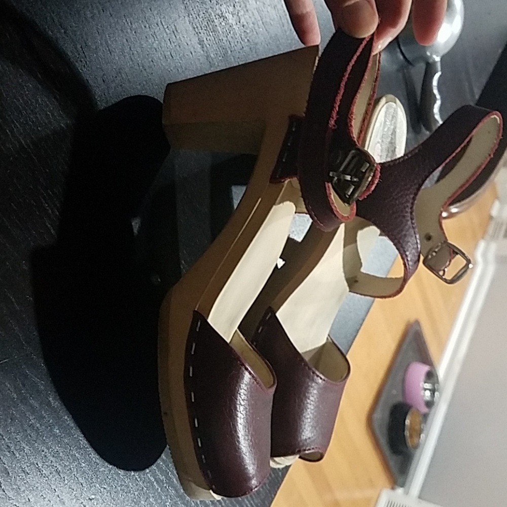 Maroon clogs - Picture 3 of 4
